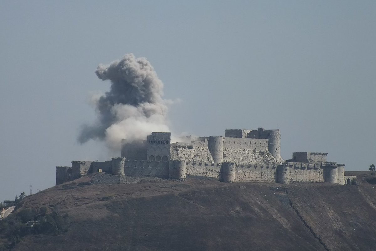 Słynny zamek Krak des Chevaliers podczas ostrzału artyleryjskiego.