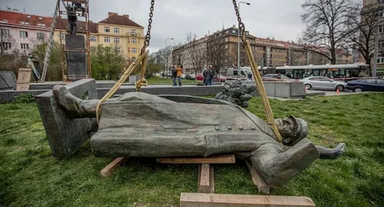 Demontaż pomnika marszałka Koniewa. Fot. Internet