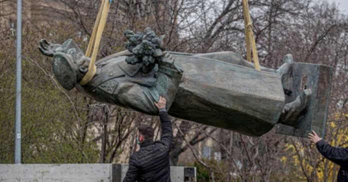 Demontaż pomnika Koniewa. Fot. Internet
