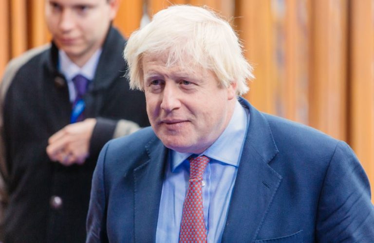 Brytyjski premier Boris Johnson jest w dobrym nastroju i oddycha bez wspomagania