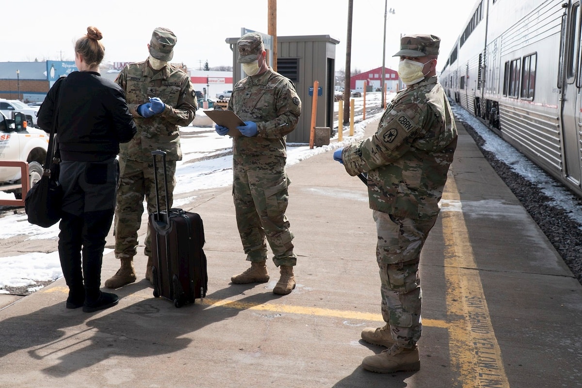 Gwardia Narodowa w Montanie sprawdza podróżnych na stacji kolejowej w miejscowości Shelby. Fot. Internet