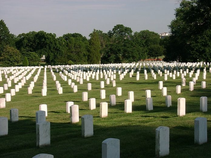 Żołnierskie kwatery Narodowego Cmentarza Arligton, fot. wikipedia