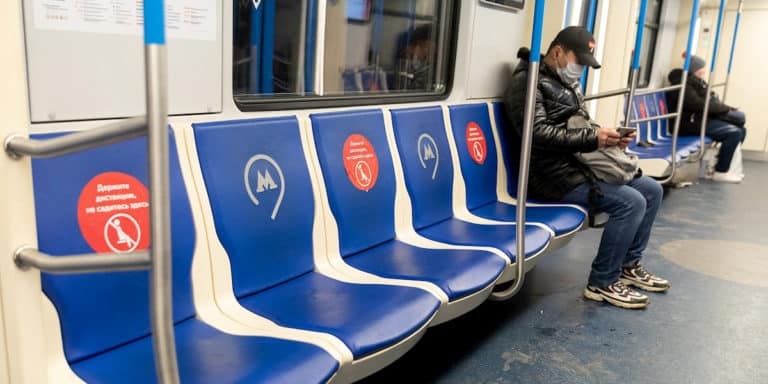 Znaki przypominające o konieczności zachowania dystansu w moskiewskim metrze. Fot. Internet