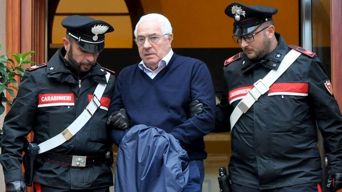 Włoscy policjanci z zatrzymanym jednym z liderów mafii na Sycylii. Fot. YouTube