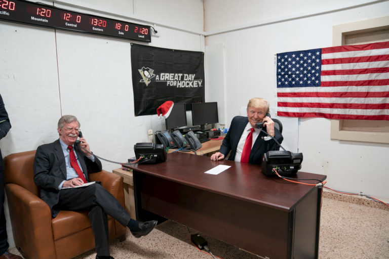 John Bolton i prezydent Trump podczas rozmowy telefonicznej z premierem Iraku Adilem Abdulem-Mahdin, grudzień 2018 r. Fot. domena publiczna