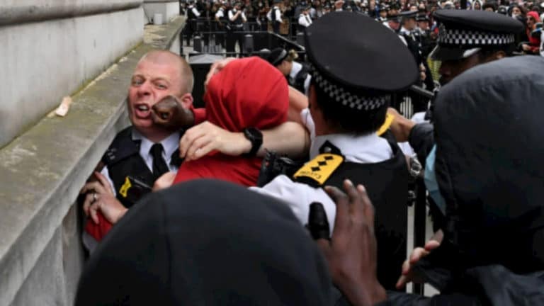 Wrzenie w Londynie. Protestujący próbowali wedrzeć się do budynków rządowych