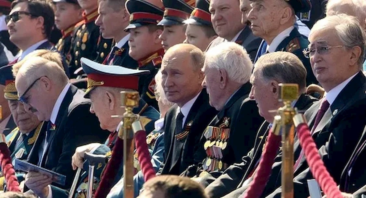 Putin obserwuje defiladę na Placu Czerwonym. Fot. domena publiczna