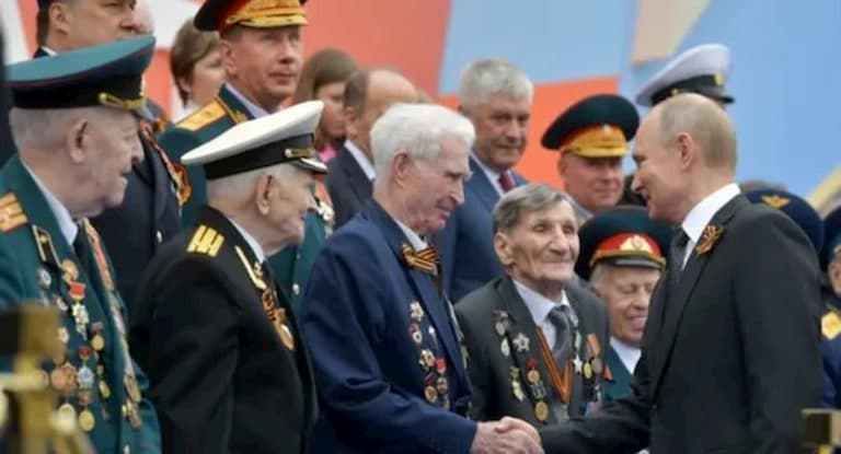 Putin wita się z weteranami przed defiladą w Moskwie. Fot. Domena publiczna