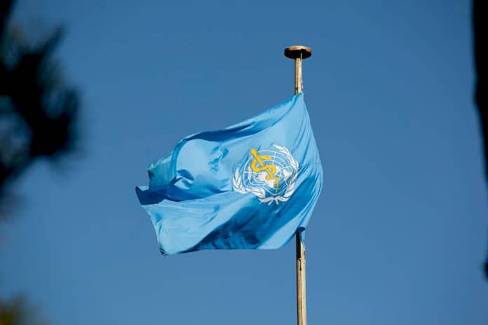 Flaga przed siedzibą WHO. Fot. Wikipedia