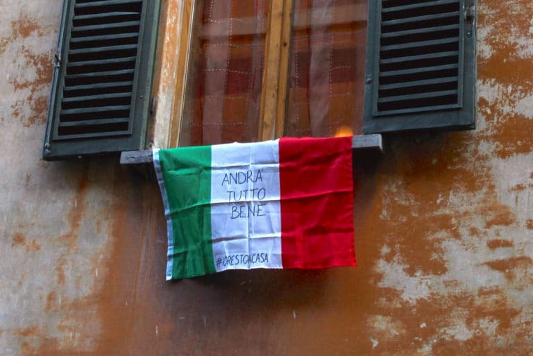 Włoska flaga wywieszona podczas pandemii z hasłem: Wszystko będzie dobrze”. Fot. domena publiczna