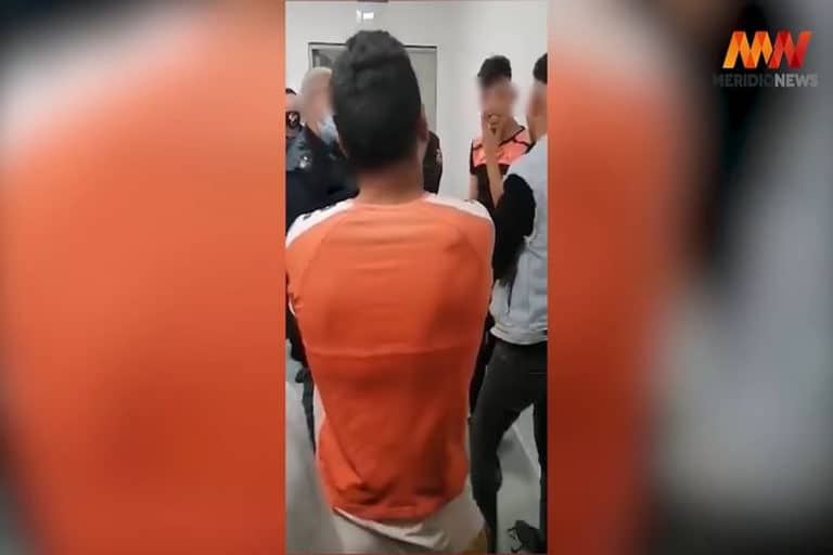 Włosi w szoku! Wyciekło nagranie na którym policjant bije i poniża imigrantów