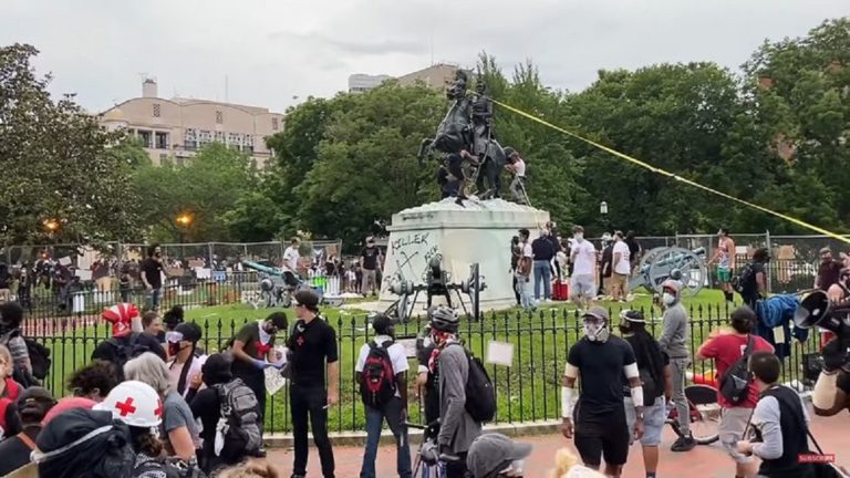 Waszyngton wrze! Protestujący aktywiści BLM próbowali obalić pomnik prezydenta Jacksona