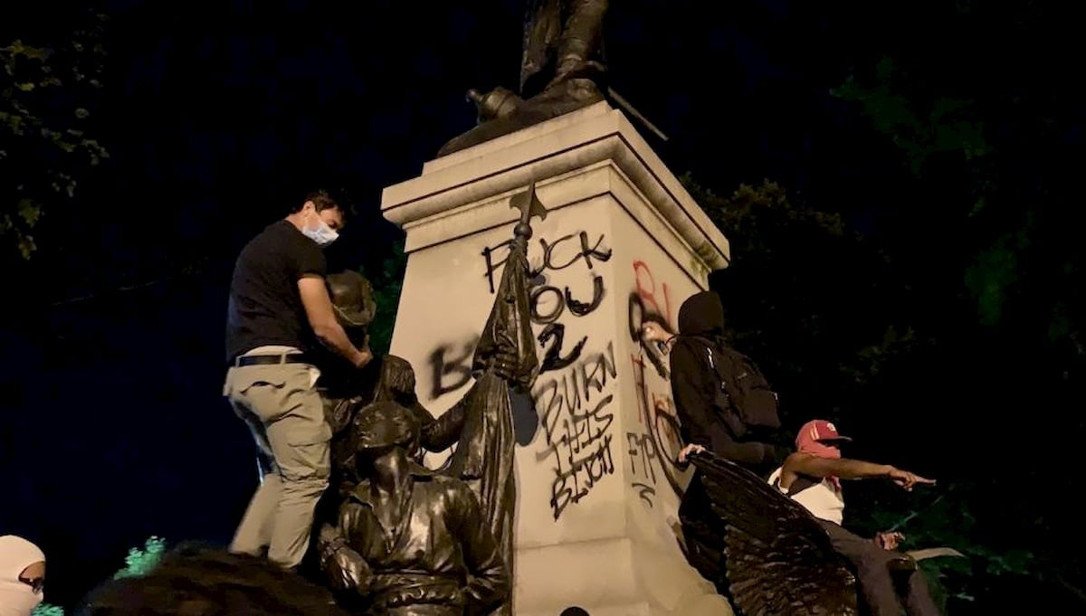 Zniszczony pomnik Kościuszki w Waszyngtonie. Fot. Twitter