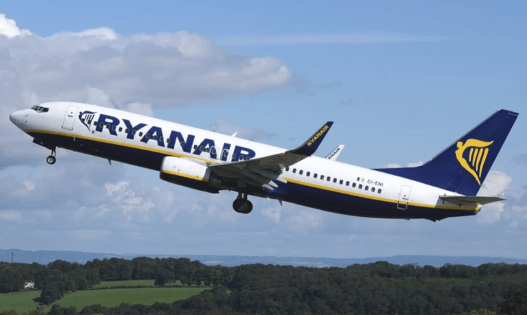 Dramatyczna akcja samolotu Ryanair! Lądowanie w eskorcie myśliwców RAF-u, tajemniczy pakunek i dwóch zatrzymanych