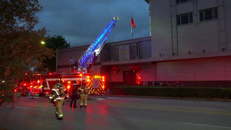 Straż pożarna przed chińskim konsulatem w Huston. Fot. YouTube