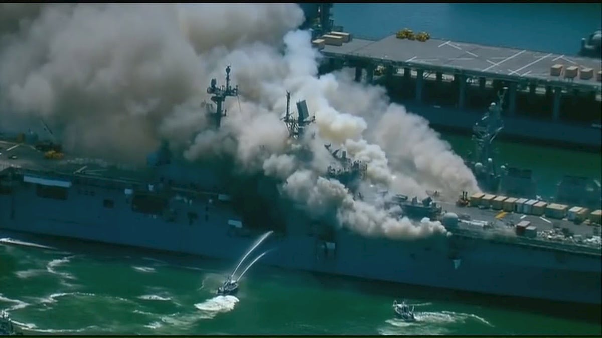 Płonący okręt USS Bonhomme Richard. Fot. YouTube