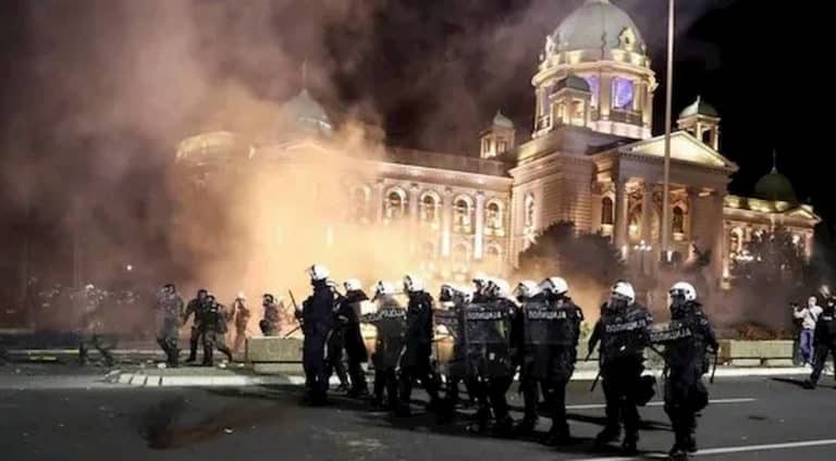 Nocne rozruchy w Belgradzie. Fot. YouTube