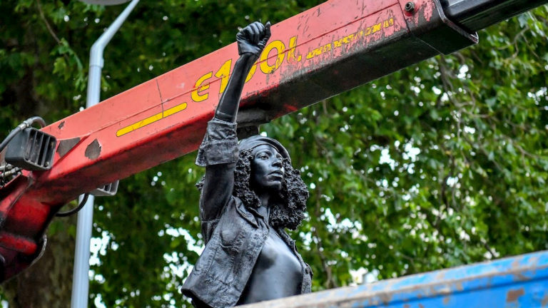 Pomnik aktywistyki BLM w Bristolu. Fot. YouTube