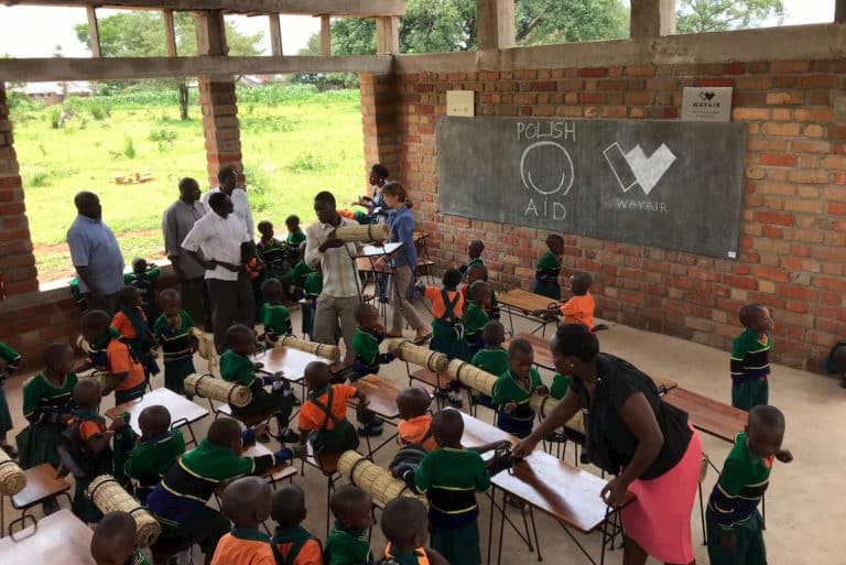 Szkoła w Afryce. Fot. https://www.gov.pl/web/polskapomoc