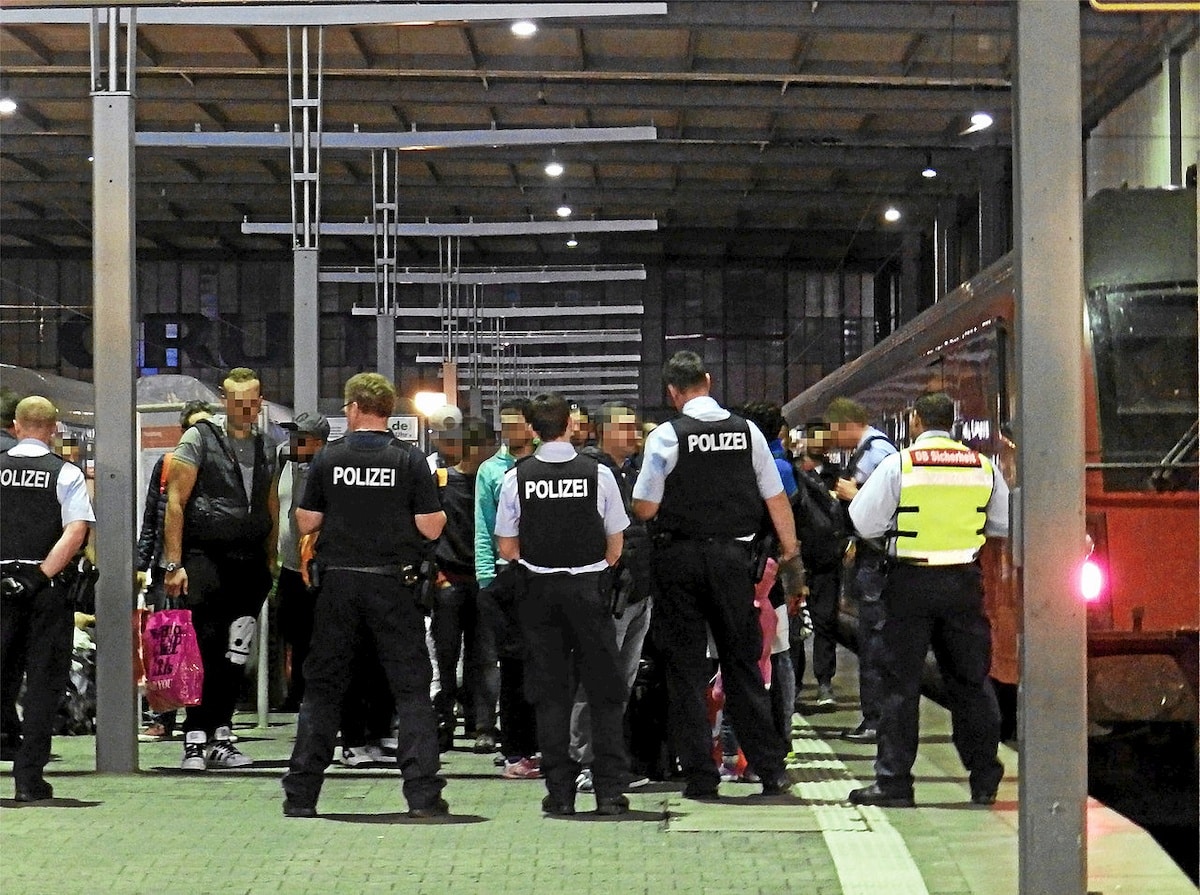 Niemiecka policja kontrolująca imigrantów w Monachium. Fot. domena publiczna