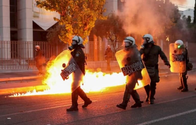 Zamieszki w Atenach. fot. YouTube