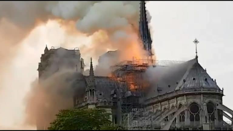 Płonąca katedra Notre-Dame. Fot. YouTube