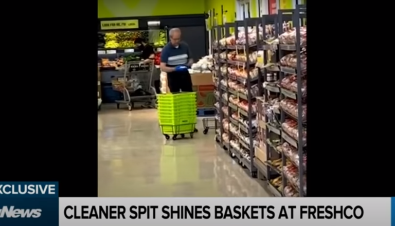 Obrzydliwe! Zobaczcie w jaki sposób pracownik marketu zdezynfekował koszyki na zakupy