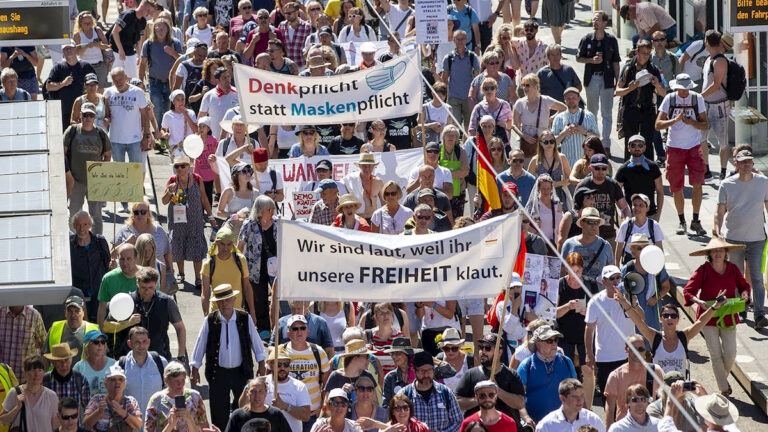 Berliński protest przeciwko restrykcjom związanym z epidemią koronawirusa. Fot. YouTube