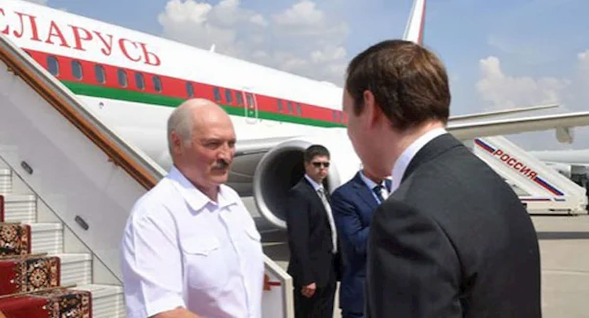 Łukaszenko przed prezydenckim samolotem. Fot. domena publiczna