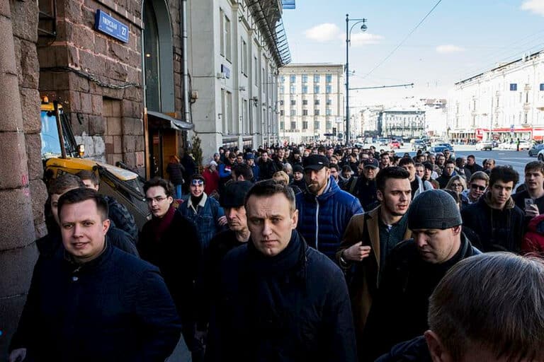 Kreml zmusza Aleksieja Nawalnego do emigracji
