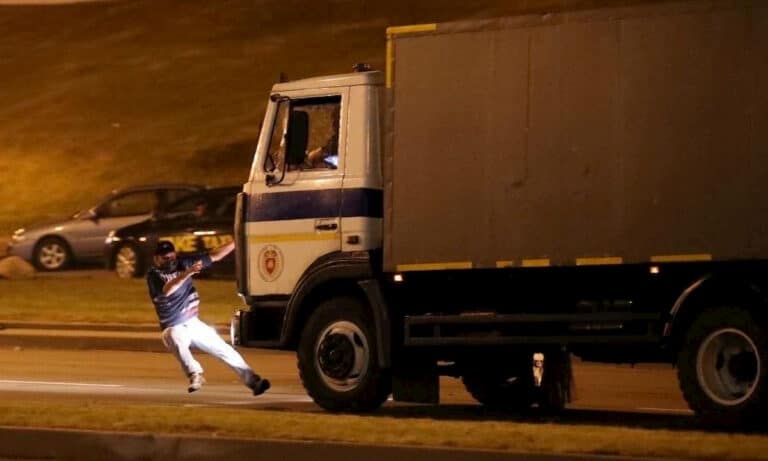 Milicyjna ciężarówka przejeżdżająca demonstranta. Fot. Twitter