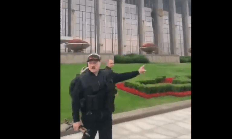 Warto to zobaczyć! Pojawiło się nagranie jak Łukaszenka idzie z karabinem na protestujących