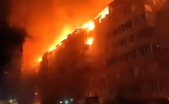 Gigantyczny pożar w Rosji. Ratownicy ewakuowali 400 mieszkańców płonącego bloku