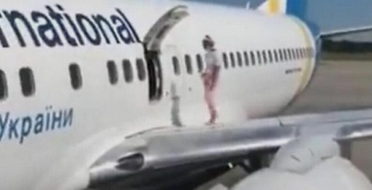 Totalna głupota to mało powiedziane! Pasażerka wyszła z samolotu pospacerować po skrzydle!