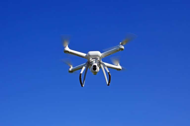 Czy to jest świat w którym chcemy żyć? Służby latają dronem i wlepiają mandaty za brak maseczki!