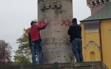Kibice Lecha Poznań czyszczą zniszczony przez protestujących pomnik 15. Pułku Ułanów Poznańskich