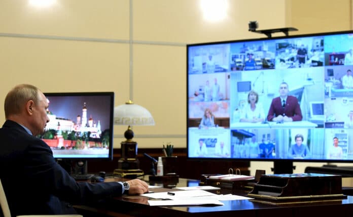 Władimir Putin podczas internetowego spotkania z pracownikami służby zdrowia. Czerwiec 2020 r. Fot. domena publiczna