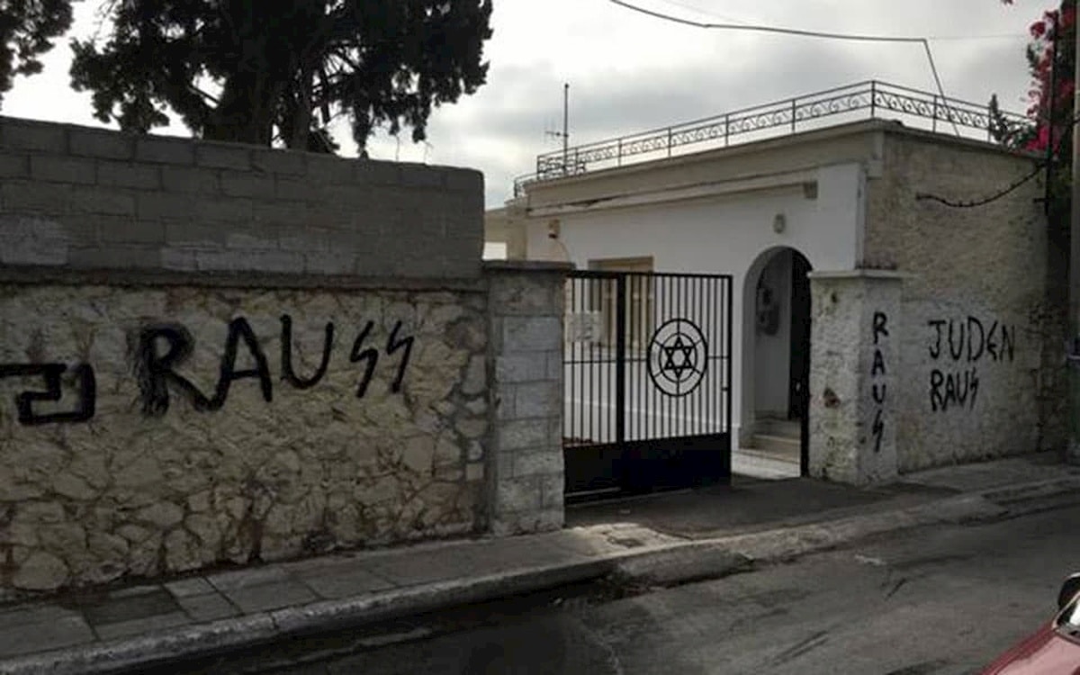 Zdewastowana brama cmentarza żydowskiego w Atenach. Fot. Twitter