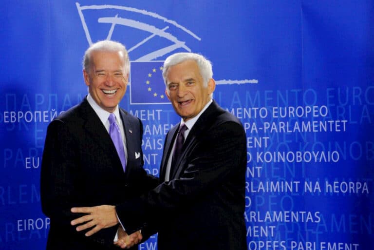 Jerzy Buzek i Joe Biden. Fot. YouTube