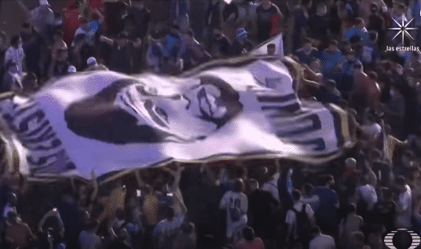 Argentyna żegna Diego Maradonę. Tłumy ludzi zebrały się na ulicach