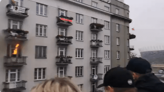 Pożar mieszkania na trasie Marszu Niepodległości. Media oskarżają uczestników WIDEO