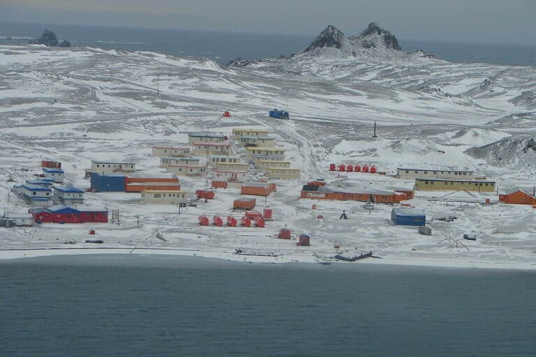Całoroczna stacja polarna należąca do Chile. Fot. domena publiczna