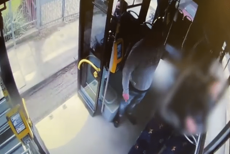 Atak nożownika w krakowskim autobusie! Policja opublikowała film!