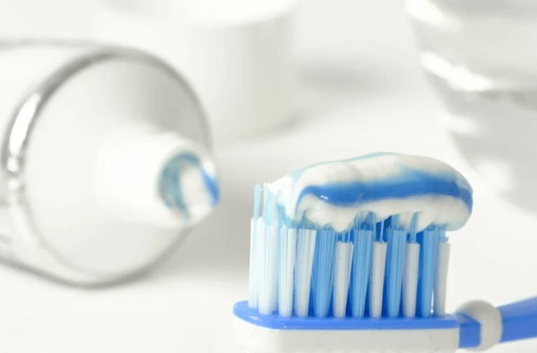 Pasta do zębów z cynkiem i ołowiem zabija koronawirus? Naukowcy to zbadali