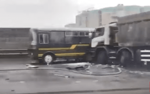 SZOK! Ciężarówka wbiła się w kolumnę wojskowych autobusów zabijając i raniąc podróżujących żołnierzy WIDEO