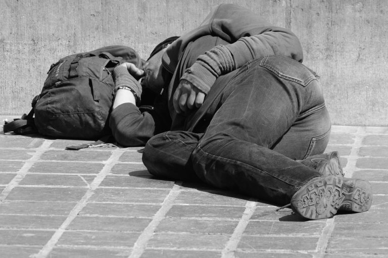 Bezdomny zamarzł na dworcu w Mediolanie. Okazało się, że był właścicielem fortuny