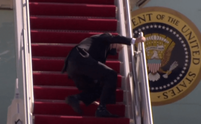 Co się dzieje z Joe Bidenem? Sieć podbija niepokojące nagranie na którym prezydent przewraca się na schodach