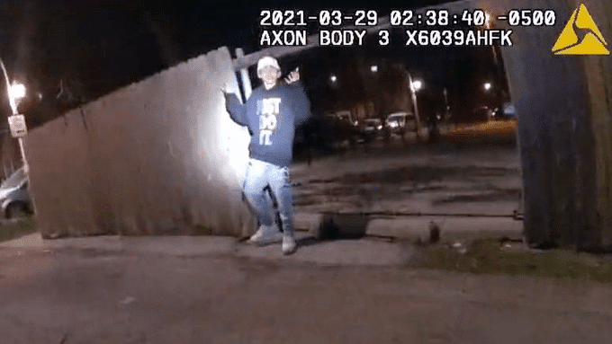 Policjanci zabili 13-latka! W sieci opublikowano nagranie na którym padają krzyki: “zatrzymaj się natychmiast” i “pokaż ręce”