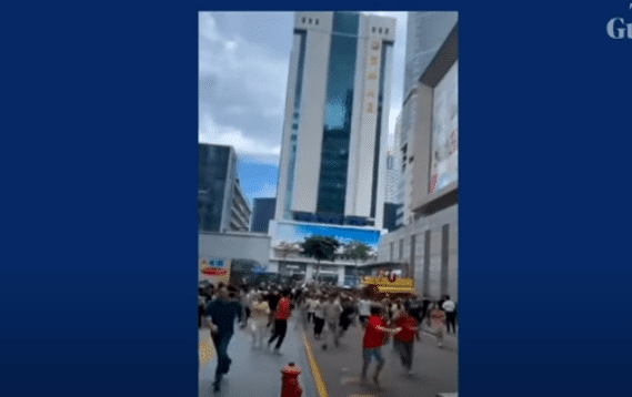 Paniczna ucieczka z najwyższego budynku w południowych Chinach. Wszystko przez wstrząsy WIDEO