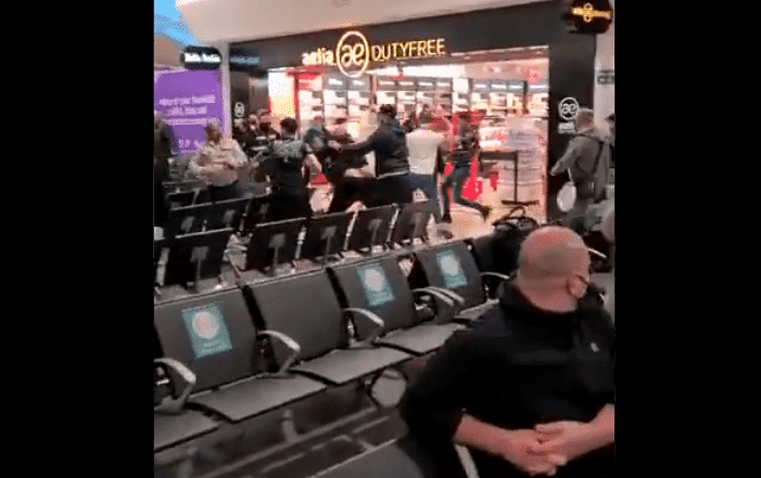 Polacy nagrali wielką bijatykę na lotnisku w Wielkiej Brytanii! 4 osoby są ranne, aresztowano 17 osób